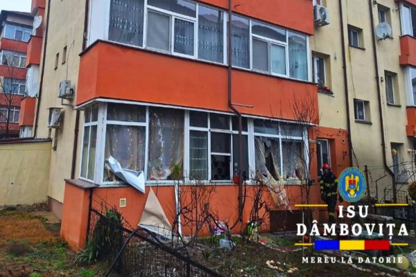 Explozie într-un bloc din Dâmbovița. Zeci de persoane, evacuate - FOTO