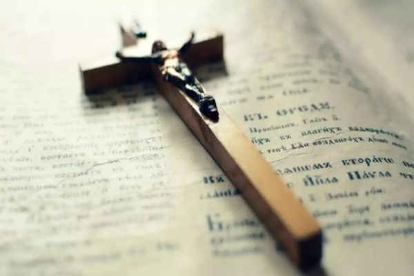 Sărbătoare 9 februarie. Un mare Sfânt cinstit de Biserica ortodoxă. Cruce neagră în calendar