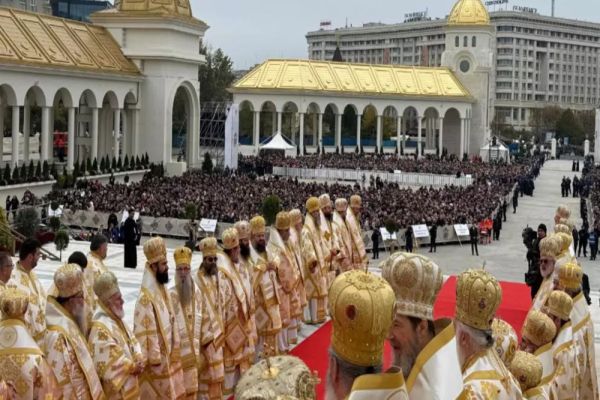 16 românce, canonizate astăzi la Catedrala Patriarhală. Slujba, oficiată de Patriarhul Daniel - VIDEO