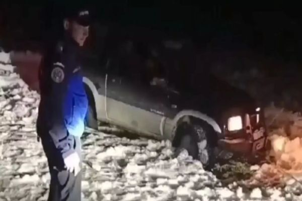 Misiune de salvare în Apuseni: familie cu trei copii, recuperată de jandarmii montani după ce a rămas BLOCATĂ în zăpadă