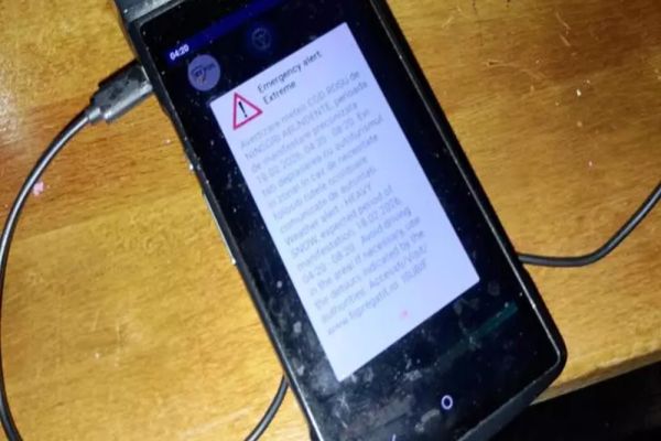 Românii treziți la 4 dimineața de mesajul RO‑ALERT reacționează cu glume acide și revoltă pe internet. „Dorelul care a luat decizia asta ar trebui dat afară”