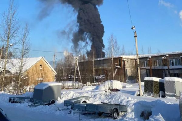 O rafinărie strategică Lukoil, atacată la 2.000 km de linia frontului VIDEO