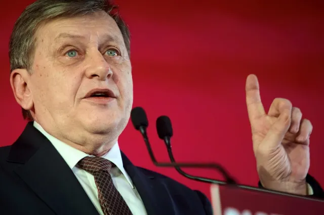 Crin Antonescu, atac dur la adresa PNL după căderea Guvernului Bolojan: „Deceniul Iohannis a desfigurat partidul ideologic. Riscă să rămână doar în cartea de istorie”