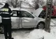 Un autoturism s-a oprit din derapaj într-un stâlp de electricitate. Două persoane accidentate
