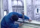 Muncitor rănit grav, după ce a căzut de la șase metri înălțime, la Pucioasa