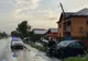 Un șofer a fost rănit, la Găești, după ce a derapat cu mașina și a acroșat mai multe mașini staționate