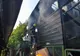 Foto-Video| Anexă gospodărească mistuită de flăcări, la Moreni. O explozie a fost evitată