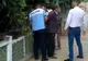 VIDEO Anchetatorii l-au arestat pe bărbatul care și-a înjunghiat mortal fiul