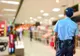 Un bărbat a fost prins furând alimente dintr-un supermarket târgoviștean. Avea arme albe asupra lui
