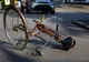 Femeie, aflată pe bicicletă, lovită de un autoturism. Șoferul a fugit de la locul accidentului