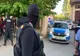 Dâmbovița. Cinci bărbați, duși la penitenciar după o tâlhărie urmată de moartea victimei. Iată ce au făcut rudele în fața sediului poliției