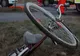 Dâmboviţa. Un bărbat beat s-a urcat pe bicicletă şi a căzut în şanţ