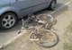 Dâmboviţa. Biciclist beat, rănit după ce a intrat într-o mașină