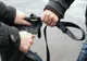 Dâmboviţa. Bărbat reţinut de poliţişti după ce a tâlhărit prin violență o femeie de 48 de ani