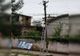 Pucioasa: Stâlp de curent avariat, sprijinit cu ajutorul unei scări