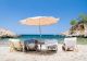 Insula din Grecia care a devenit paradisul turiștilor: umbrele gratuite pe plajă și acces liber pentru toată lumea